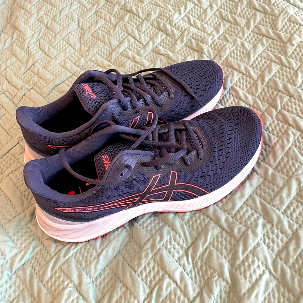 Women’s tennis shoes